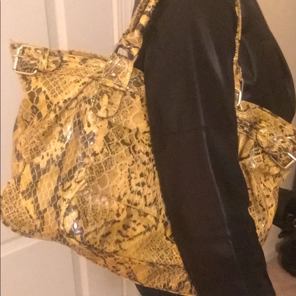 💥💥new Reduction💥Gold snake print shoulder bag.